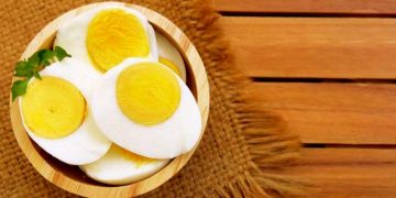 ডিমের কুসুম বাদ দিবেন না কেন?