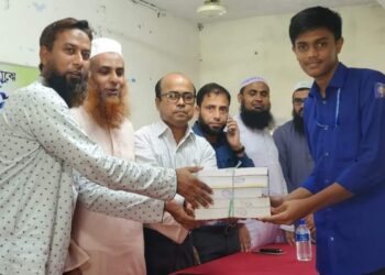 ছাগলনাইয়া সরকারি কলেজে বন্যায় ক্ষতিগ্রস্তদের মাঝে শিক্ষা উপকরণ বিতরণ